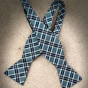 Men’s green and off white bowtie